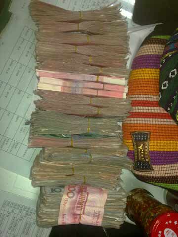 贪杯酒鬼先赶脱火车后弄丢巨款 民警帮他找回来