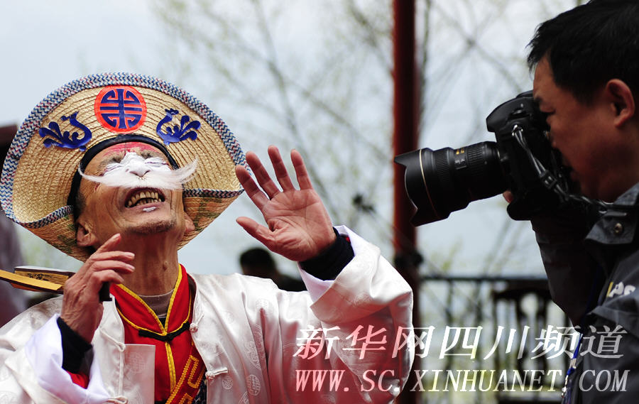 拥有2000多年历史的芦山花灯