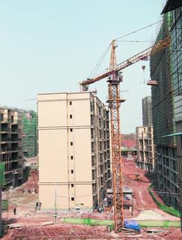 开发商用142个千斤顶纠正偏斜楼房