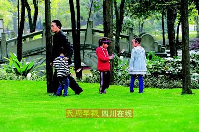 成都市民建议开放公共草坪 专家称草坪不耐踩养护难
