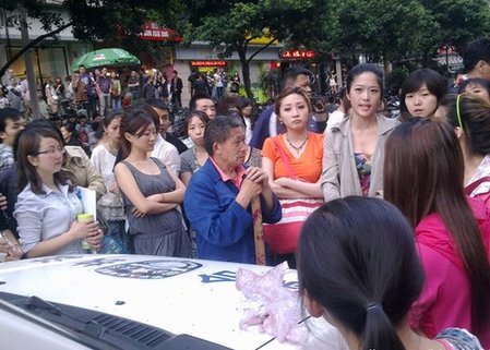 成都美女围堵打人城管续:两名协管员被解聘(图)