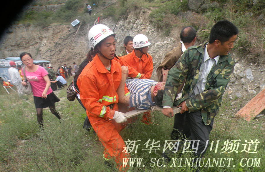 国道213线汶川境内客车坠崖 造成3死21人伤