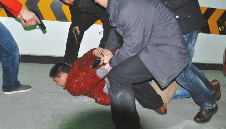 缉毒警故事:毒贩门缝里举枪顽抗 开价300万求饶