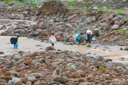 西昌洪水冲断大桥 4万居民出行受阻