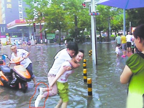 成都“女背男”照片走红微博