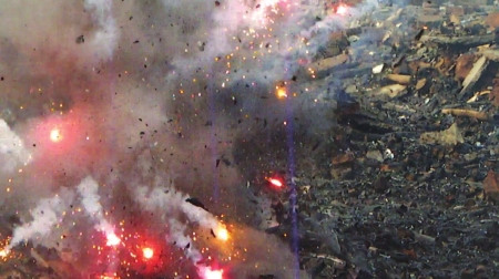 四川爆竹厂爆炸现场:妻子冒险冲向烟花库寻夫(图)