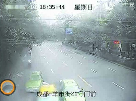 倒车逼停克隆车救下被困交警 成都的哥走红网络