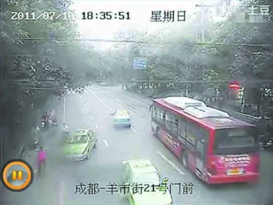 倒车逼停克隆车救下被困交警 成都的哥走红网络