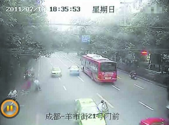 倒车逼停克隆车救下被困交警 成都的哥走红网络