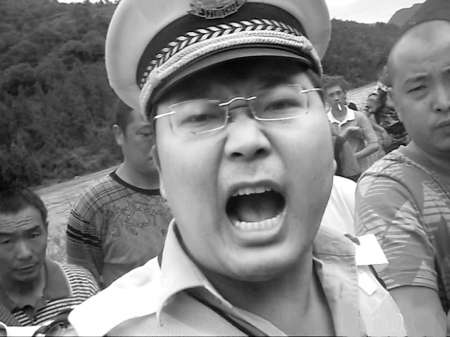 绵阳一交警向司机咆哮:“我业务素质差关你xx事”