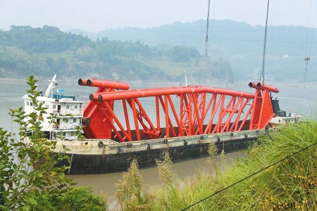 “世界第一跨”首吊成功