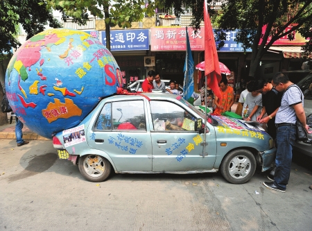 载着600斤重“地球” 江西环保志愿者成都宣传