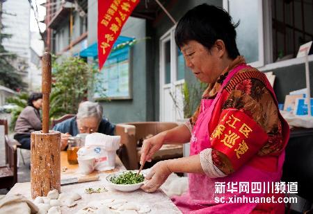 成都一位老人的“爱心饺子铺”：凭老年证免费吃