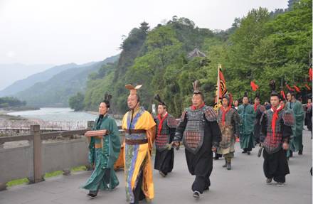 着秦服燃高香 “李冰”今率众官巡江