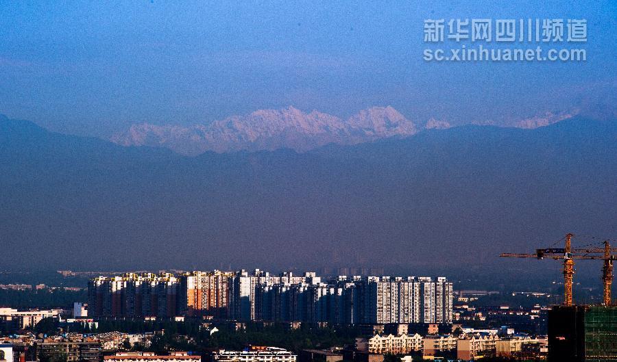成都重现“窗含西岭千秋雪”美景