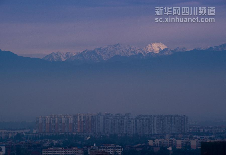 成都重现“窗含西岭千秋雪”美景