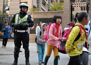 主动抓 务实干 大胆闯成都要努力走在全面深化