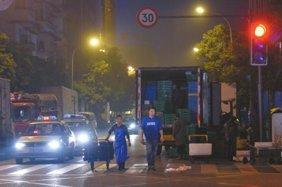 成都青石桥海鲜市场半夜喇叭声卸货声 声声刺耳