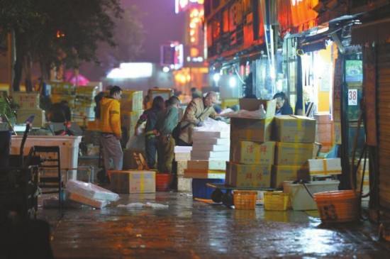 成都青石桥海鲜市场半夜喇叭声卸货声 声声刺耳