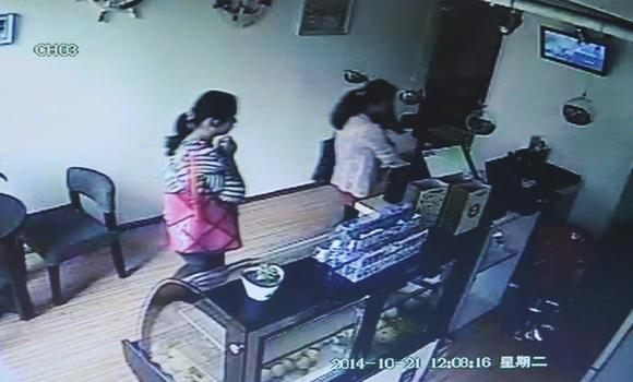 抱着小孩打掩护 两女子顺走成都一酸奶店主相机