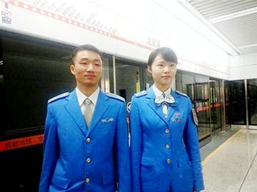 成都地铁2号线东延线通车 23岁美女驾首发列车