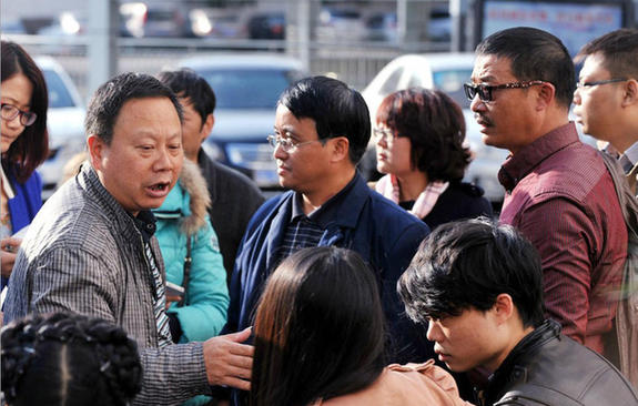 成都一退休女教师挤超市免费购物车 摔倒遇难(图)