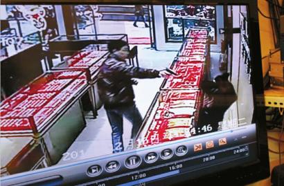 自贡一男子试戴万元金项链 不想付钱"掏枪"抢劫(图)