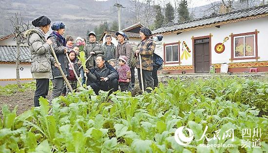 坚持“双轮驱动” 强力推进四川扶贫攻坚