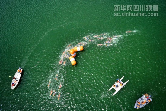 航拍：白云下的四川是这样的！