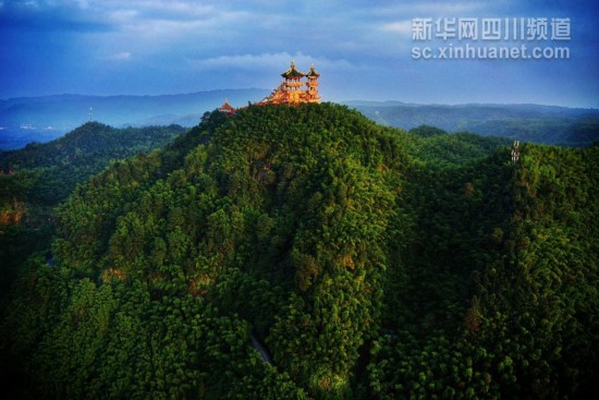 航拍:白云下的四川是这样的!