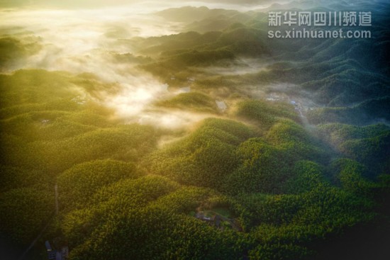 航拍:白云下的四川是这样的!