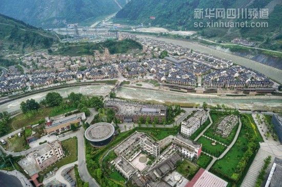 航拍：白云下的四川是这样的！