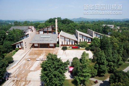 航拍:白云下的四川是这样的!