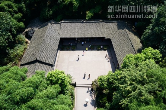 航拍:白云下的四川是这样的!