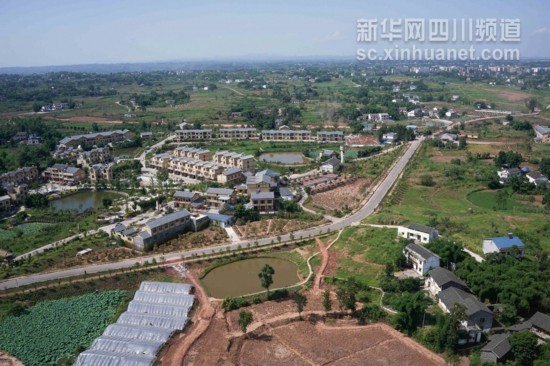 航拍:白云下的四川是这样的!