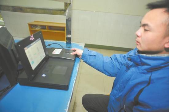 2015高考身份验证升级 双手录指纹发型不同也