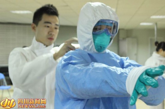 探访中国援利医疗队集训营 穿脱防护服耗时40