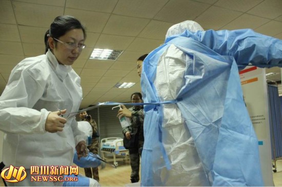 探访中国援利医疗队集训营 穿脱防护服耗时40