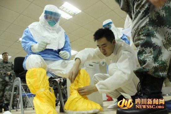 探访中国援利医疗队集训营 穿脱防护服耗时40