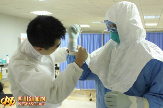 探访中国援利医疗队集训营 穿脱防护服耗时40