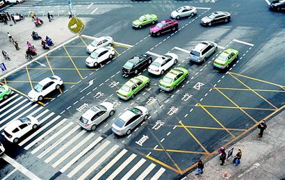 成都两路口昨启用 直行待行区 交警:早晚高峰后