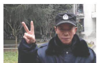 成都“保安叔叔”网络爆红　叔叔是真微博是假