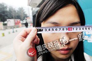 美女割双眼皮被整成高低眉 医院:我觉得很好