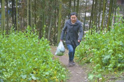 为瘫痪父亲做饭 巴中女孩学校到家每天跑8趟