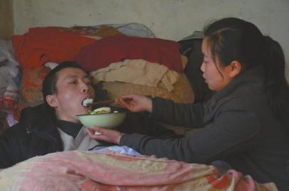 为瘫痪父亲做饭 巴中女孩学校到家每天跑8趟