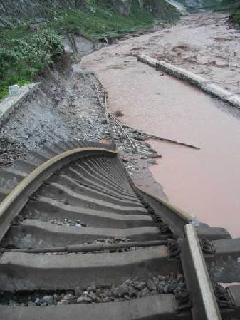 受大暴雨中断的成昆铁路抢通