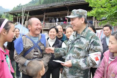 天降军医助太平 ——记成都军区总医院政委、抗震救灾医疗队队长姚榕