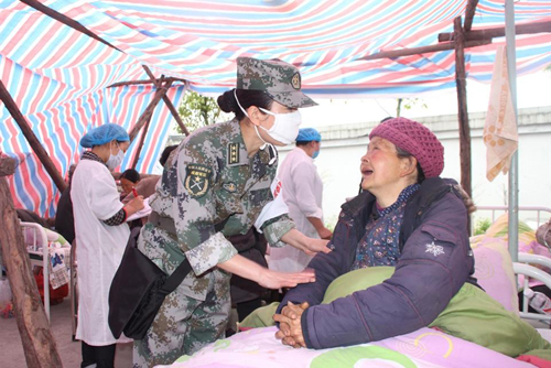 “四朵金花”地震灾区暖人心