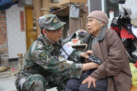 成都军区总医院抗震救灾医疗队回访两位老人见