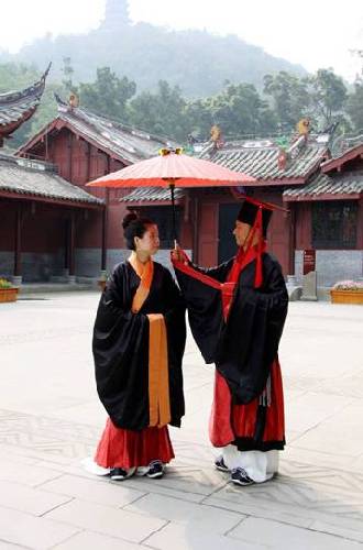 都江堰文庙举行“传统士昏礼” 传承传统文化